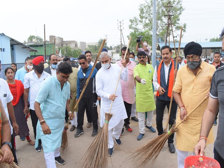 कुष्ठ बस्ती में नेताओं ने झाडू लगाया।