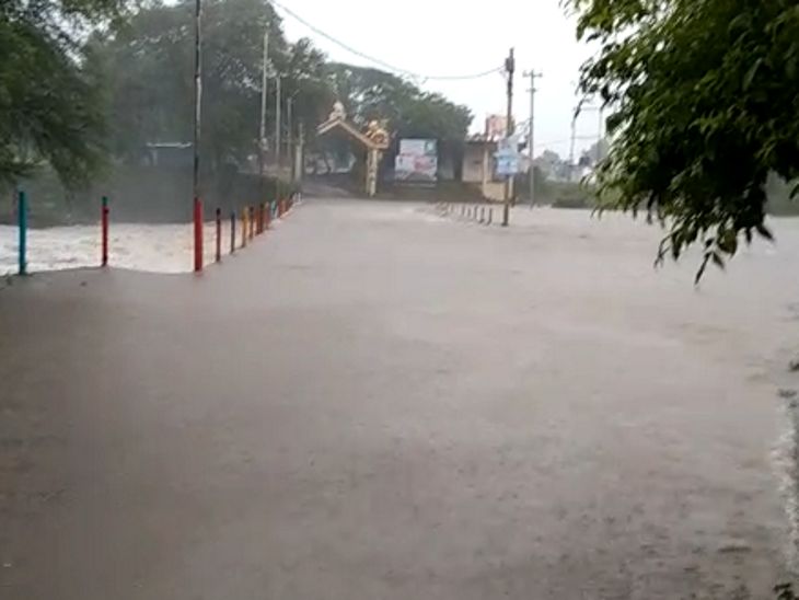 लगातार बारिश से नलखेड़ा स्थित बगलामुखी मंदिर के सामने से गुजरा नाला उफान पर है। इससे मंदिर जाने का रास्ता बंद हो गया है।