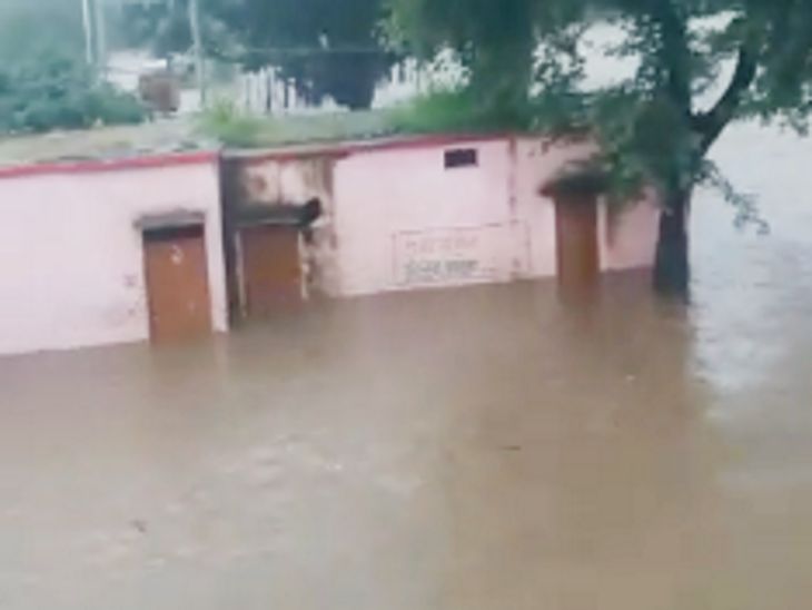 आगर-मालवा का पिलवास गांव टापू में तब्दील हो गया है।