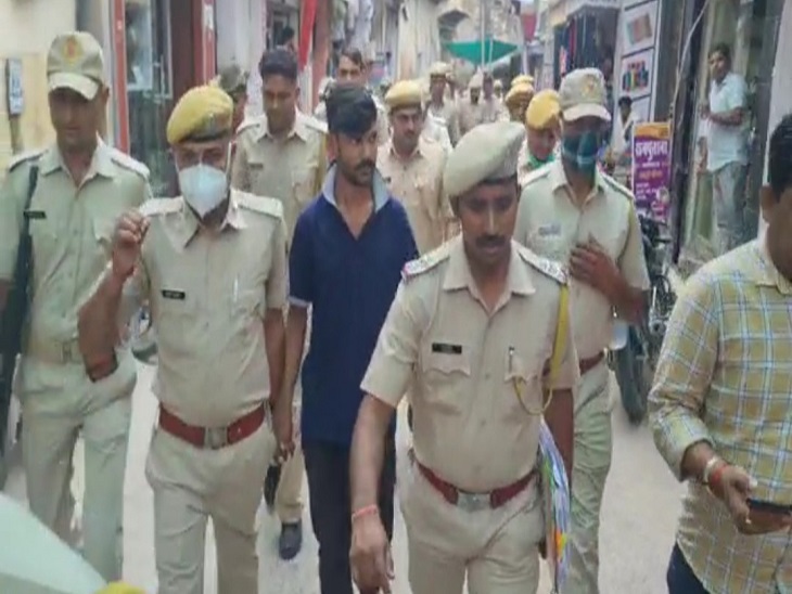 पुलिस ने आरोपी को बाजार में घुमाया। - Dainik Bhaskar