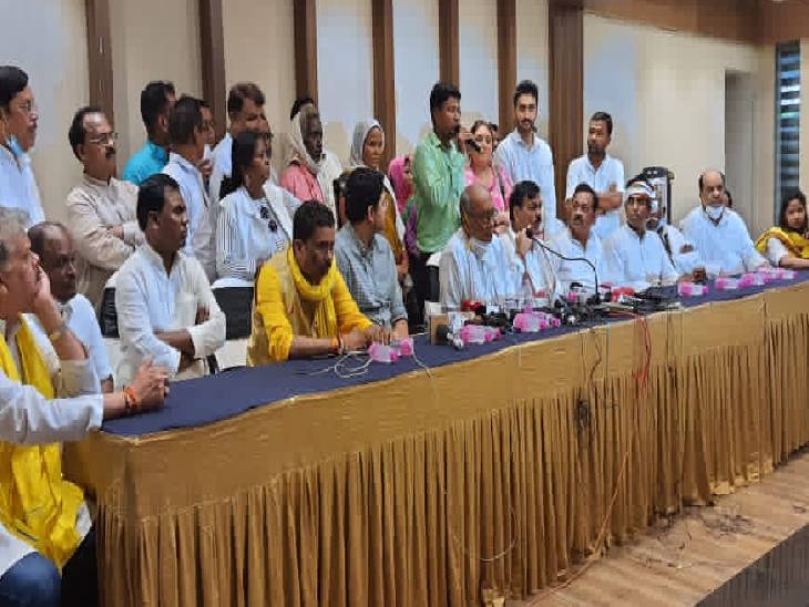 पन्ना से आए आदिवासी परिवार अपनी पीड़ा बताते हुए।