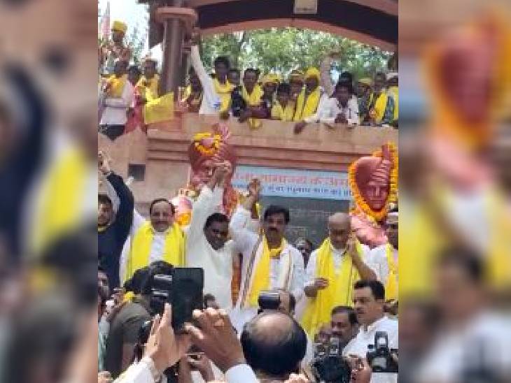 कांग्रेस नेता शहीद स्थल पर श्रद्धांजलि देने पहुंचे।