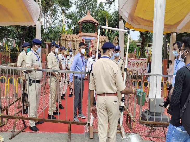 जबलपुर में मालगोदाम प्रतिमा स्थली पर पुलिस ने बेरीकेटिंग कर सख्त सुरक्षा व्यवस्था की है। - Dainik Bhaskar