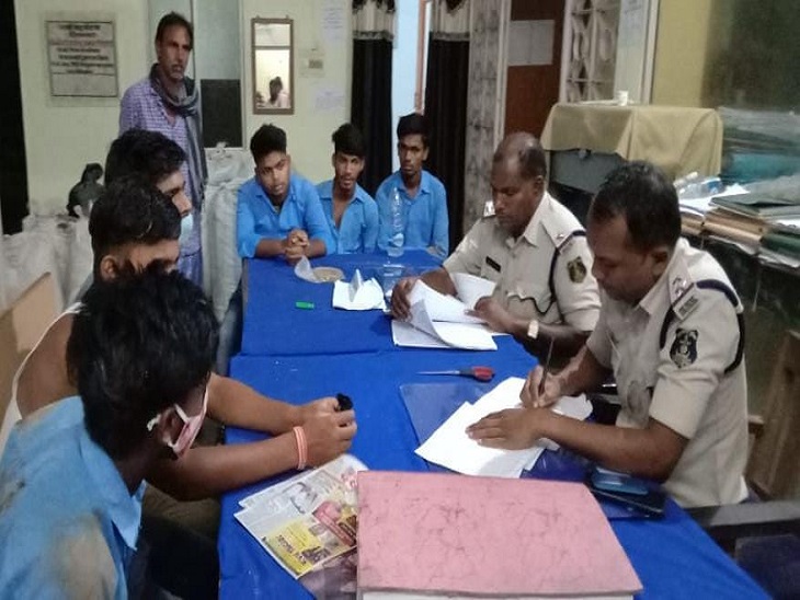 कोटा थाने में दर्ज करवाते विद्यार्थी।