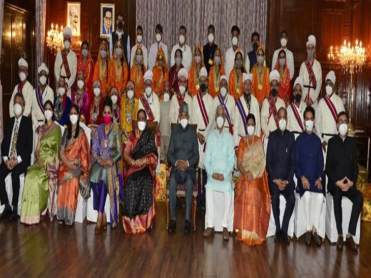 President and others in group portrait with artists at Raj Bhavan.