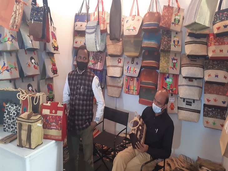 Traders arrived with jute goods from Delhi.