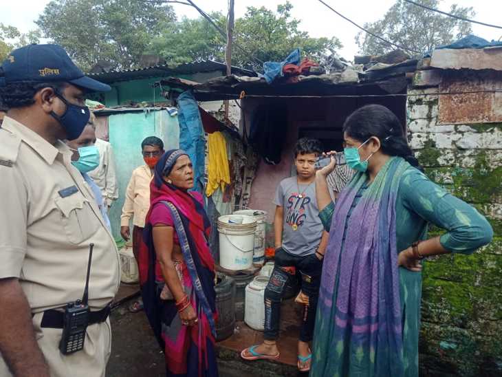 लोधा कॉलोनी में निगम आयुक्त लोगों को समझाइश देते हुए।