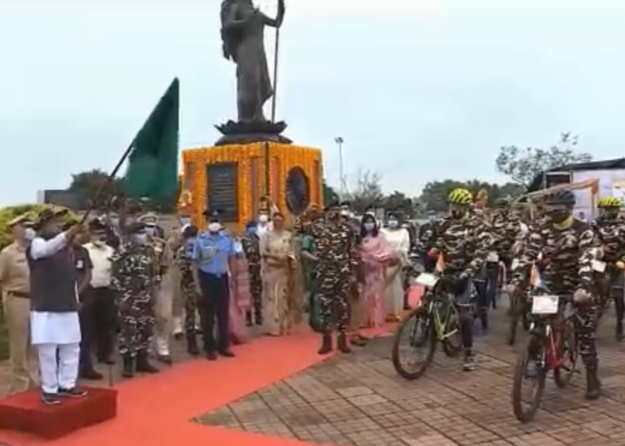 साइकिल रैली का शुभारंभ करते राज्यपाल।