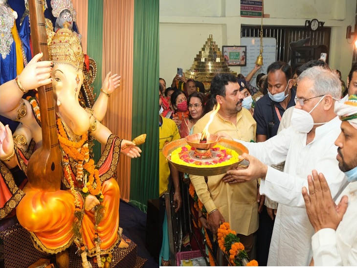 मंत्रिपरिषद के भूपेश बघेल ने नगर के प्रमुख गणेश की पूजा-अर्चना की।