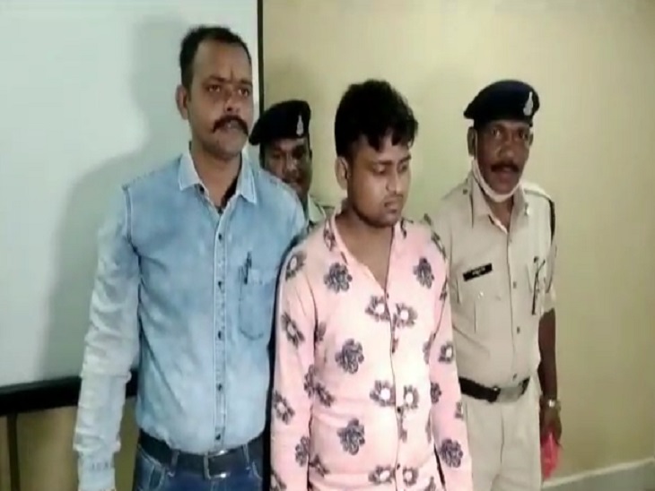 पुलिस गिरफ्त में चोर रवि। - Dainik Bhaskar