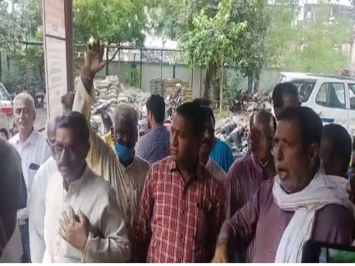 थाने में प्रदर्शन करते कांग्रेस कार्यकर्ता।