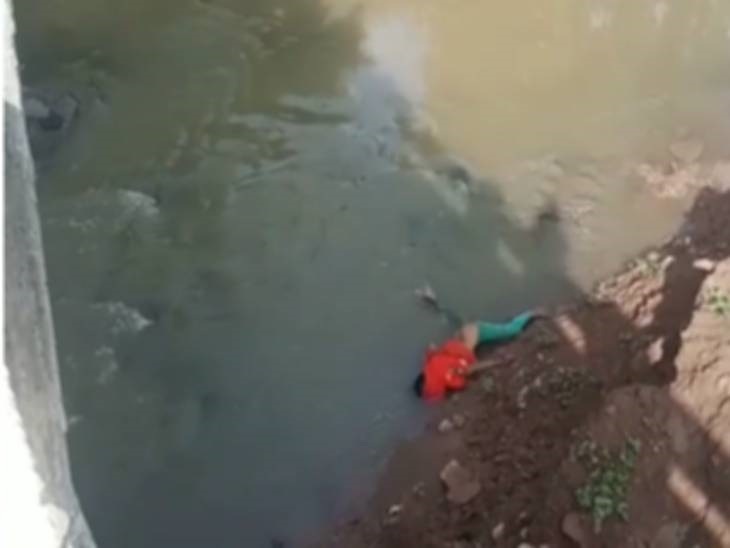 दमोह में पुल के नीचे पड़ा छात्रा का शव।