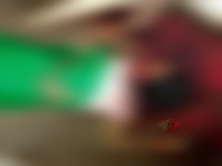 बुढ़ी की पत्नी का खून से सना शरीर।