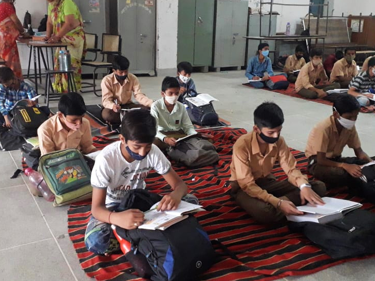 जोधपुर के सरकारी स्कूल में पहुंचे चुनिंदा छात्र।