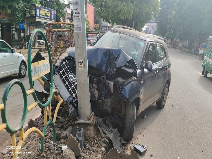 The speeding car suddenly crashed into an electric pole waving ...