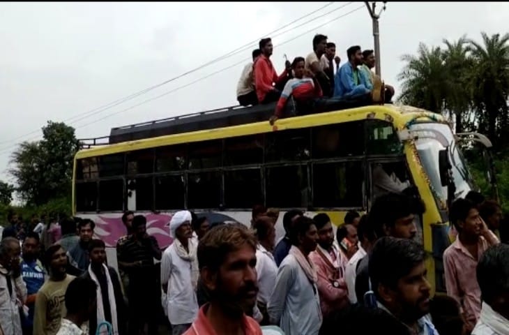 हाईवे बंद होने के कारण बस भी नहीं निकल पाई।