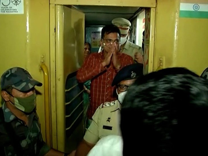 किरीट सोमैया को ट्रेन से उतारने के लिए अपर पुलिस अधीक्षक तिरुपति काकड़े भी कराड रेलवे स्टेशन पहुंचे थे।