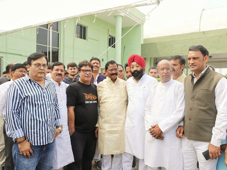शूटिंग देखने पहुंचे नेताओं-अधिकारियों ने तिग्मांशु धुलिया के साथ भी तस्वीरें खिंचवाईं।