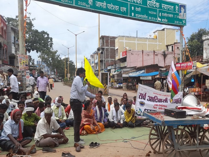 मालकिन की उपस्थिति में.