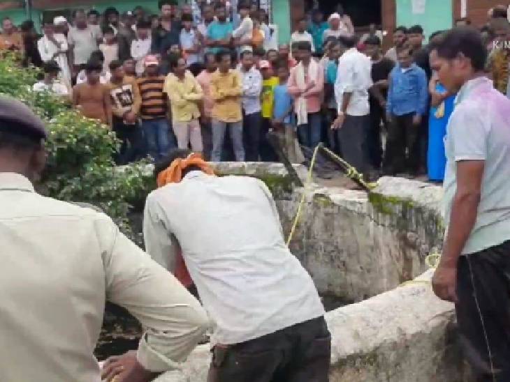 कुएं के आसपास खड़े लोग।