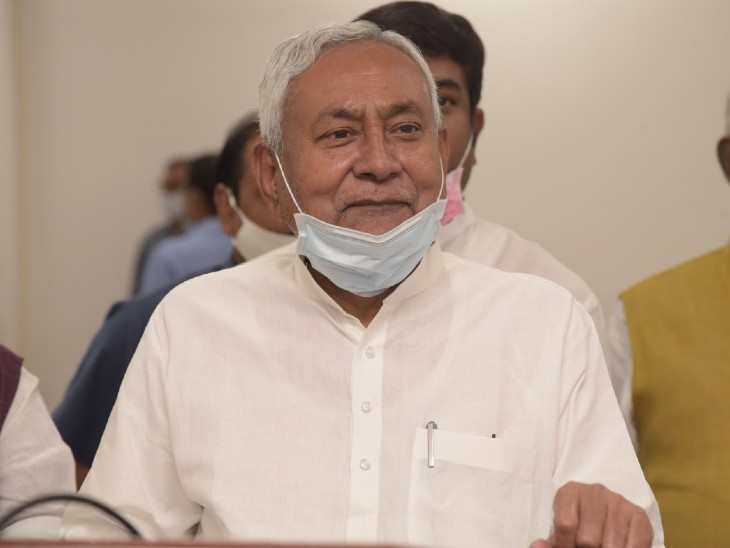 जनता दरबार के बाद मीडियकर्मियों से बातचीत करते CM नीतीश कुमार। - Dainik Bhaskar
