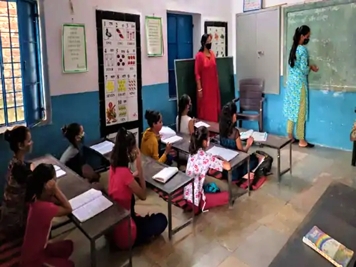 उदयपुर हिरणमगरी सेक्टर 9 स्थित सरकारी बालिका विद्यालय में क्लास में बच्चे।