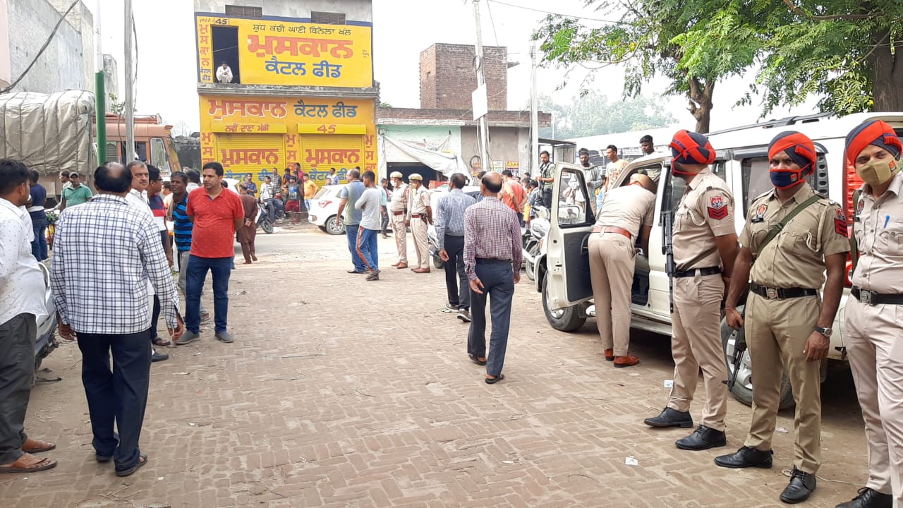 होशियारपुर घटना स्थल पर पुलिस जांच करते हुए।