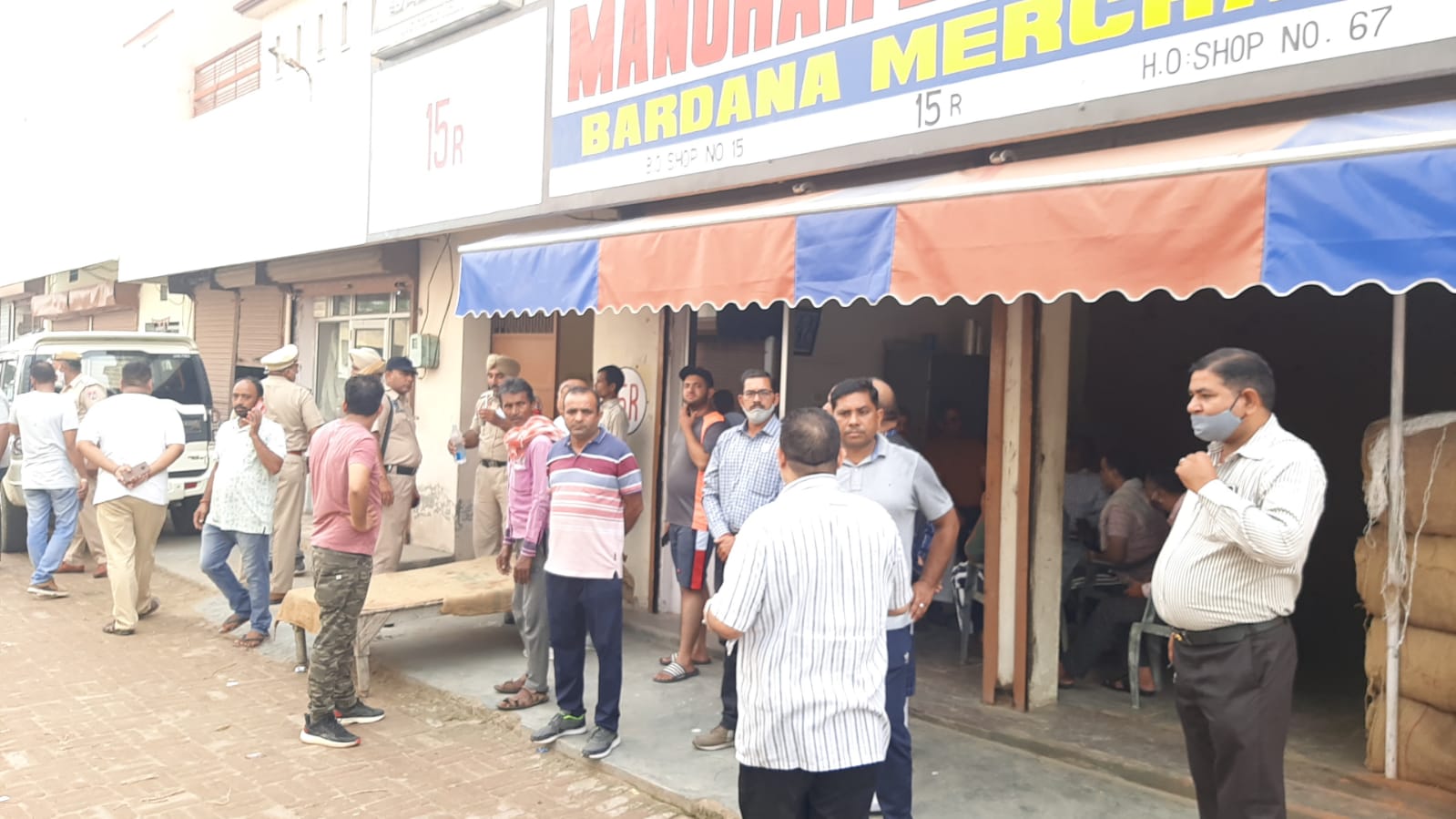 होशियारपुर मार्केट में एकत्रित लोग।