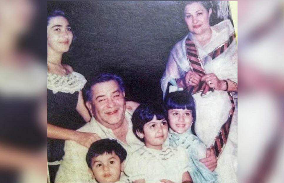 राज कपूर, कृष्णा राज कपूर के साथ करिश्मा, रणबीर, रिद्धिमा और करीना।