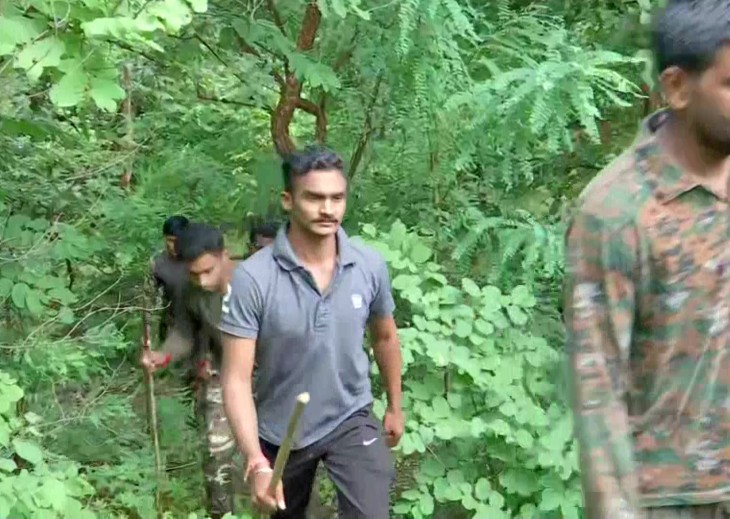 टीम के सदस्य बाघ के फुटप्रिंट को फॉलो करते हुए 40 किलोमीटर पैदल चलते हैं।