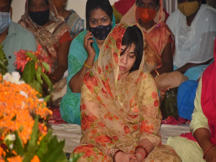 युद्धवीर के शरीर के बैठक में उनकी पत्नी इत्तफाक थी।
