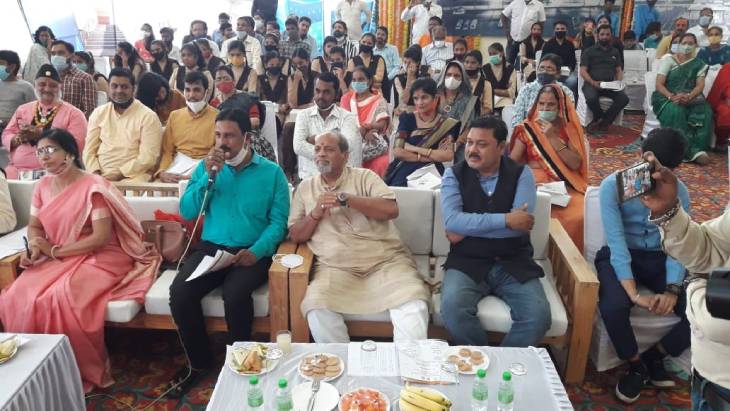 मुख्यमंत्री ने प्राचर्य उषा डोरे व पालक रवि नामदेव से भी चर्चा की।