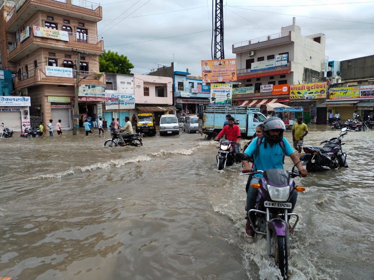 पाली में बारिश के बाद सड़कों पर पानी भर गया। इससे वाहन चालकों को परेशानी का सामना करना पर रहा है।