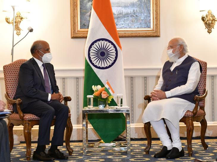 प्रधानमंत्री नरेंद्र मोदी के साथ एडॉब के सीईओ शांतनु नारायण।