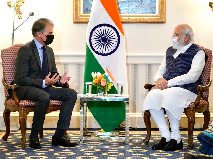 प्रधानमंत्री नरेंद्र मोदी के साथ फर्स्ट सोलर के CEO मार्क विडमर ।