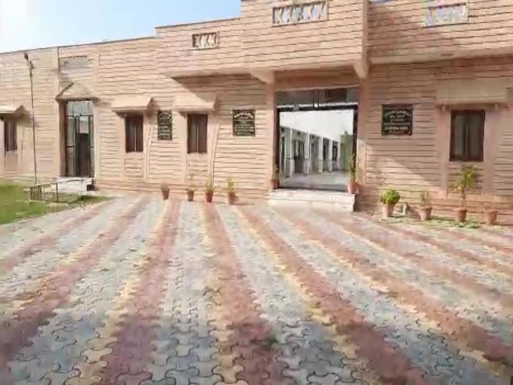 कई शहरों में धर्मशालाओं में स्टूडेंट्स के लिए ठहरने की व्यवस्था की गई है।