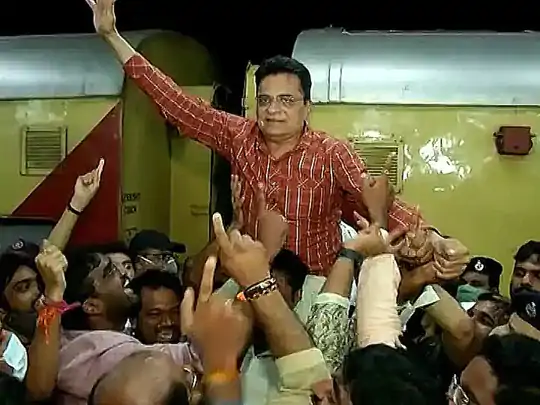 सोमवार की यह तस्वीर तब की है, जब किरीट सोमैया को कोल्हापुर में कराड स्टेशन पर उतारा गया था। - Dainik Bhaskar