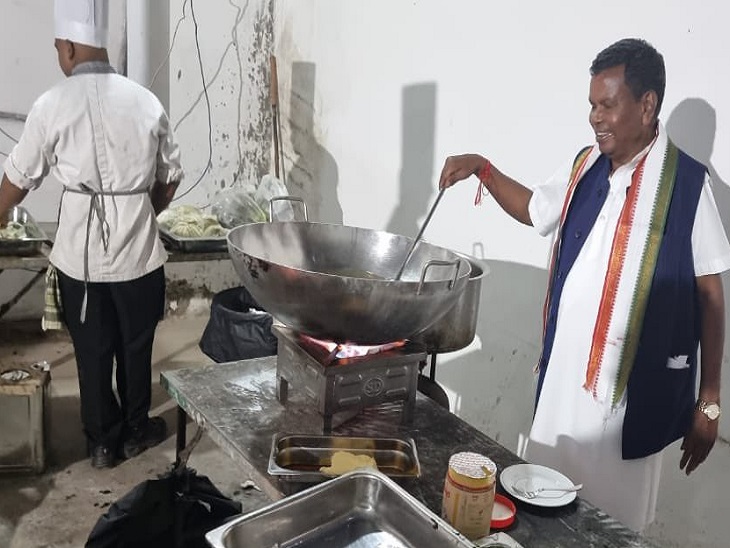कुक ने भोजन में भोजन किया।
