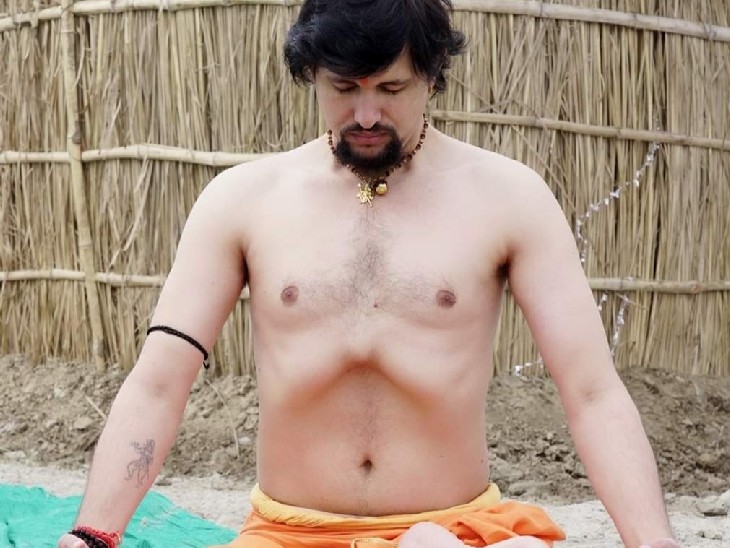 आनंद गिरी ने योग शिक्षा में P.hd. भी कर रखी है। उनकी पहचान इंटरनेशनल योग गुरु के तौर पर भी है।