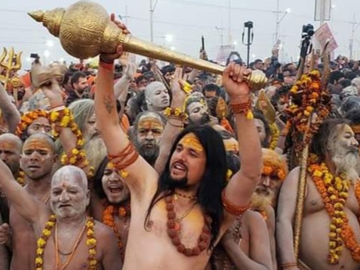 कुंभ में निरंजनी अखाड़ा संत के साथ आनंद गिरि। बताया जाता है कि कुंभ में अखाड़ा का मैनेजमेंट उन्हीं के देखरेख में हुआ था।