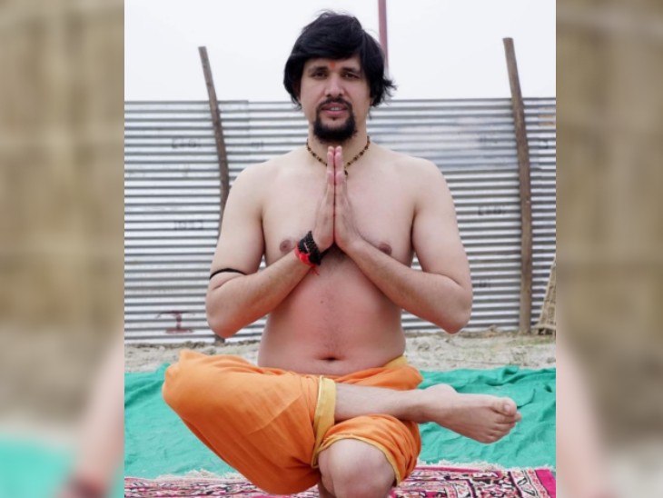 आनंद गिरि को योग में महारत हासिल है। वे कई तरह के आसन बड़े आसान तरीके से करते हैं।