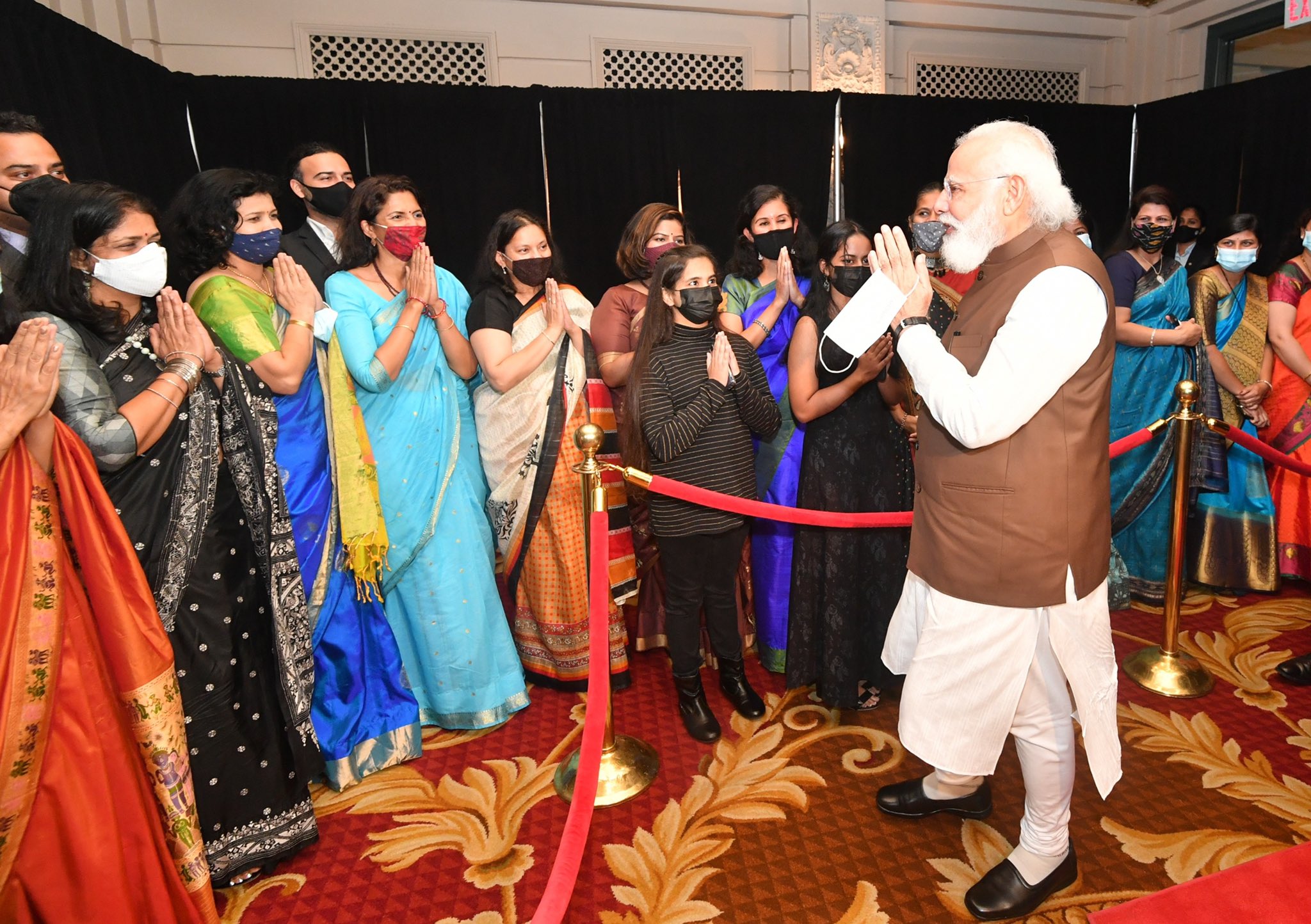 वॉशिंगटन में भारतीय मूल की महिलाओं से मुलाकात करते हुए प्रधानमंत्री मोदी।