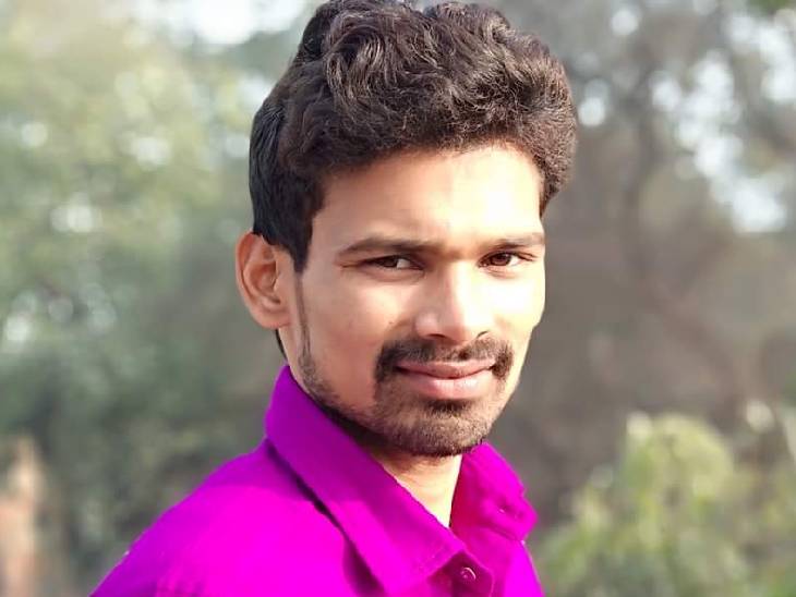 कुछ देर बाद पुष्पेन्द्र शुक्ला अपने कुछ साथियों के साथ फिर अस्पताल में आया और उसे मारने पीटने लगा।