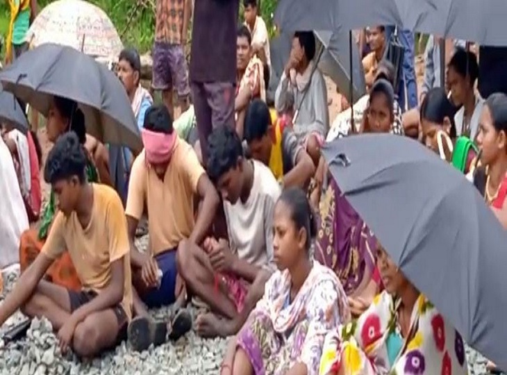 सिलगेर में फिर से जुड़ें एक बार ग्रामीण लामबंध हैं।