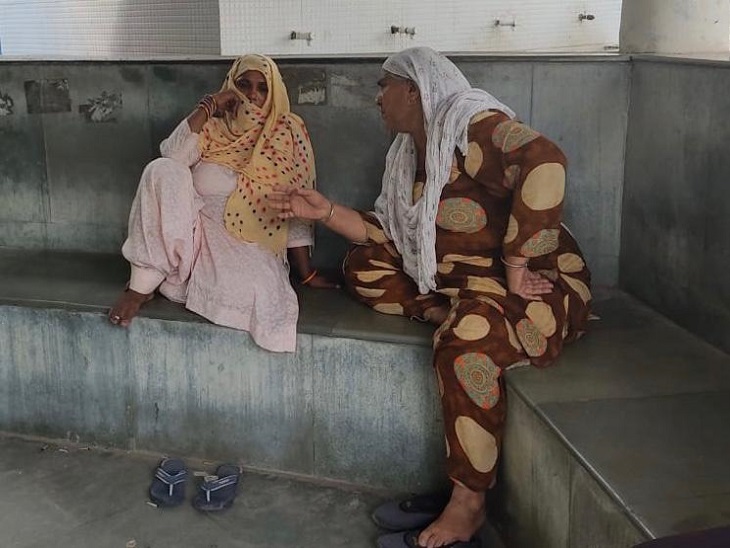 सिविल अस्पताल पहुंचे अमित के परिजन।