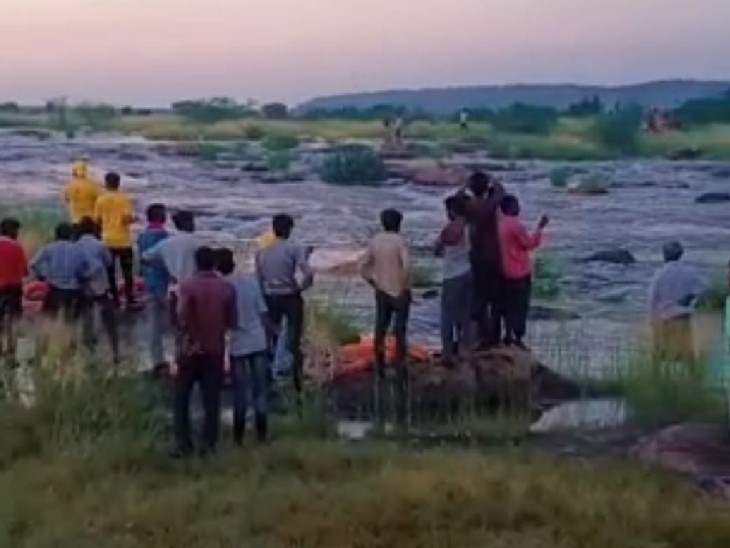 लोगों के बहाव में फंसने की सूचना के बाद मौके पर भीड़ लग गई।
