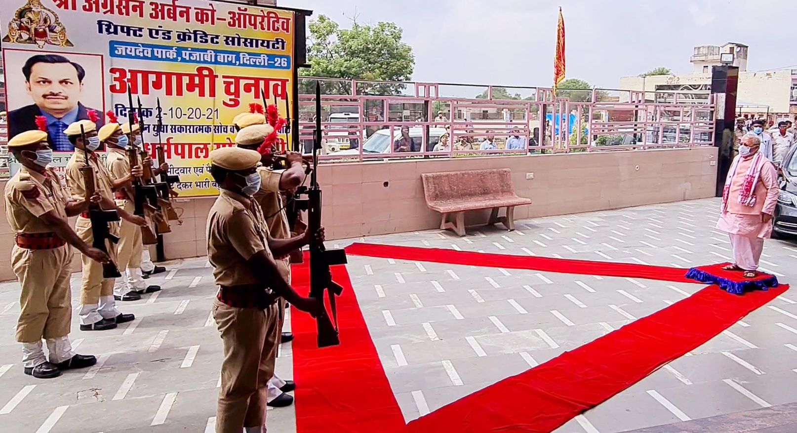 राज्यपाल को गार्ड ऑफ ऑनर देते पुलिस के जवान।