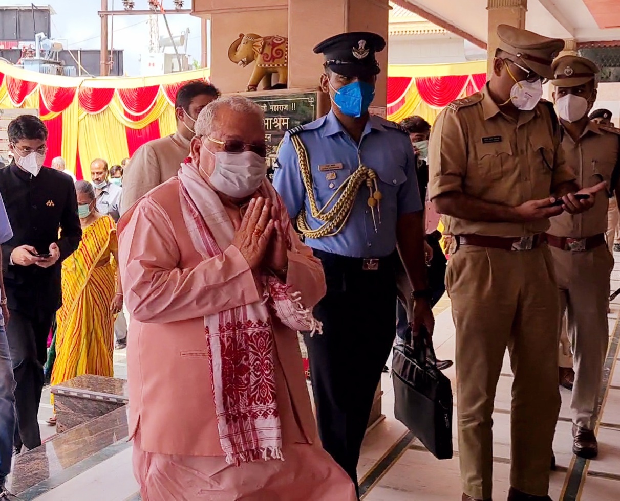 श्री राम आश्रम में जाते गवर्नर।