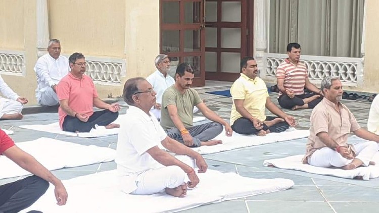 चिंतन शिविर के आखिरी दिन योग करते बीजेपी नेता।