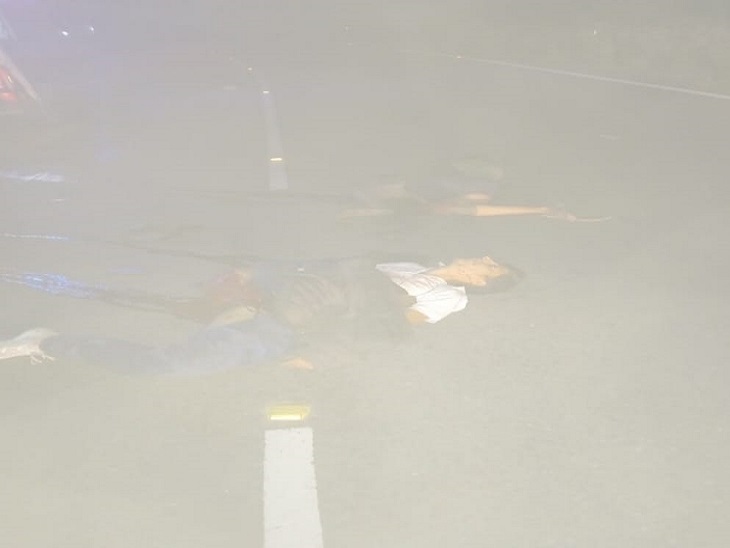 हादसे के बाद घटनास्थल पर पड़ा घायल पुलिसकर्मी।